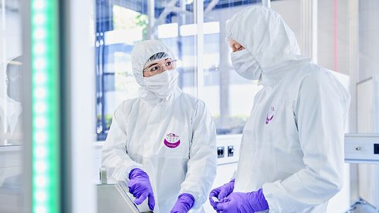 Travailler dans le respect des normes d'hygiène les plus strictes : dans une salle blanche, les solutions modulaires et la technique de signalisation moderne d'item assurent un environnement de production optimal pour la technique médicale. (photo : item)(Source :  item)