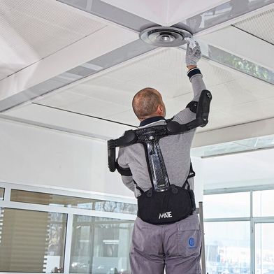 Mate-XT Go supports the arms and shoulders during overhead work and repetitive tasks and is designed to significantly reduce muscle strain in everyday working life. (Image:Comau)