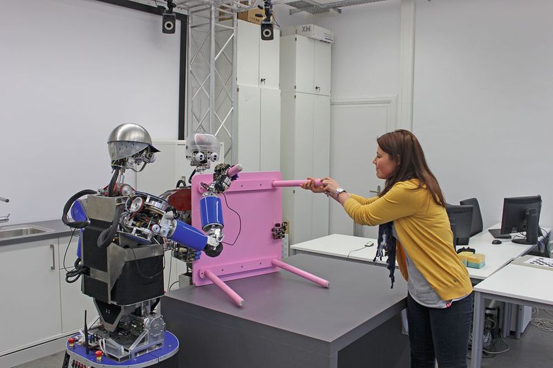 Co-Werker: Mensch und Roboter werden künftig gemeinsam beispielsweise einen Stuhl montieren. Die Kooperation verbessert die Arbeitsbedingungen für den Menschen und steigert gleichzeitig die Effizienz der Arbeit. Dadurch lassen sich Abläufe in der Industrie verbessern. (KIT)