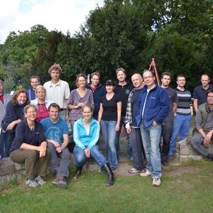 Alle Helfer von Knauer im Schulgarten Moabit.