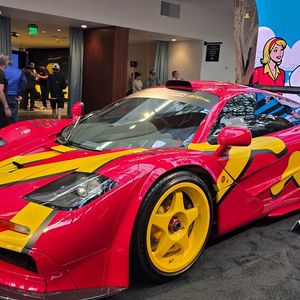 Platz 2: Dieses 1996er McLaren F1 Coupe erzielt einen Erlöls von 34.555.000 Dollar bei RM Sotheby's. Der einzige Wagen mit einer solchen Lackierung ab Werk. 1999 kaufte ihn Rock'n'Roll-Legende Nick Mason von Pink Floyd das Auto und fuhr es 25 Jahre lang.(Bild:  Classic Analytics)