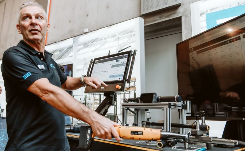 Atlas Copco zeigte eine komplette Prozesslandschaft, angefangen vom Prototyping bis hin zur ultimativen Ausbaustufe einer Smart Factory.  (Bild: Camilo Amaya)