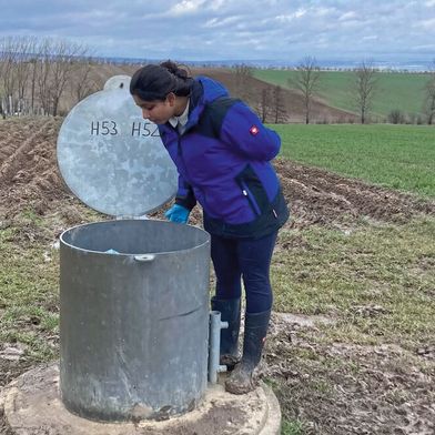 Doktorandin Alisha Sharma am Grundwasserbrunnen mit eingesetzten passiven Probennehmern. (Bild: Beatrix M. Heinze)