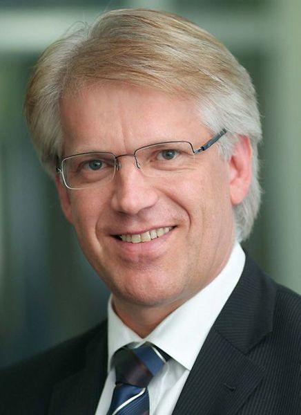Dieter Manz, Vorstandsvorsitzender der Manz Automation AG: „Integration ist unser Thema und der Schlüssel für weitere deutliche Kostenreduzierungen“, fasst die Beweggründe für das Vorgehen zusammen. „Deshalb haben wir uns nun in einem dynamischen Zukunftsmarkt technologisch entscheidend verstärkt.“ Bild: Manz Automation (Archiv: Vogel Business Media)