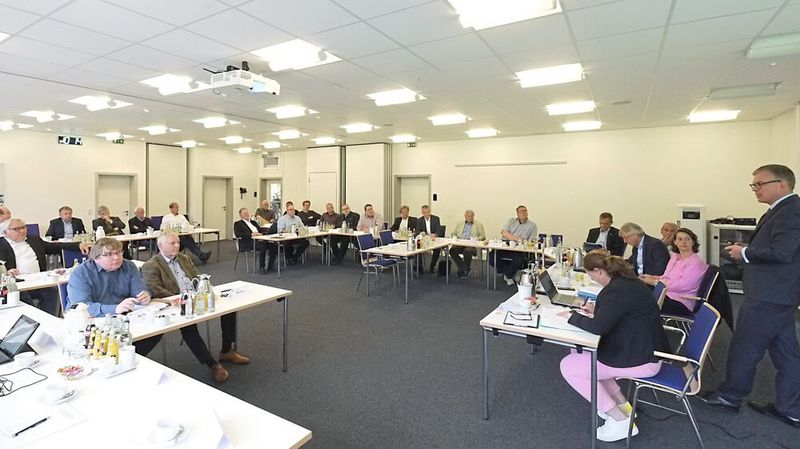 Kursansage: Die Interessen der Kfz-Betriebe kann der Verband nur vertreten, wenn er stark ist und sich Handel und Servicebetriebe geeint hinter den ZDK stellen. (Bild: Zietz – VCG)