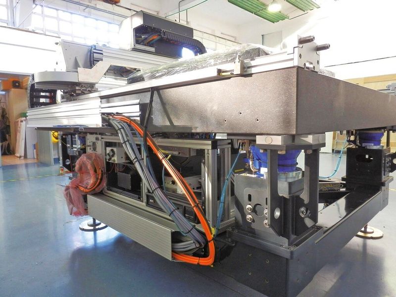 Die Glasmessmaschine von Semilab ist mit niederfrequenten Luftfederelementen vom Typ PAL aus der ACE-olator Serie ausgestattet. (Bild: ACE)