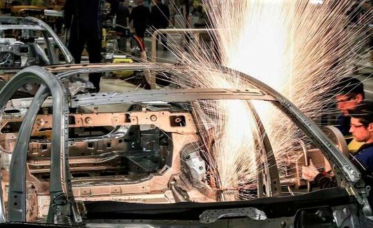 Erst vermeintliches K.O. durch Corona, jetzt satte Milliardengewinne? Sparmaßnahmen, wie Einstellungsstopps und Personalabbau, sind laut einer dpa-Meldung die Erklärung. Hier Karosserieschweißen im Mercedes-Benz-Werk bei Moskau.(Bild:  dpa-infocom / S. Bobylev / Tass)