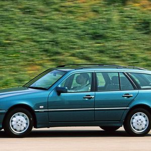 Ein deutlich gesteigerter Komfort und das bessere Platzangebot bei nur wenig veränderten Außenmaßen unterschieden den W 202 vom Vorgänger. Das stieß bei den Kunden auf große Gegenliebe. Außerdem gab es die C-Klasse auch als Kombi (T-Modell). Das Ladevolumen beträgt  465 Liter bzw. 1.510 Liter.  Bis Januar 2001 liefen von dieser Variante 221.247 Exemplare vom Band.(Bild:  Mercedes-Benz)