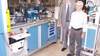 Andreas Strangfeld (50) und Günter Staib (52) nach erfolgreicher Sicherheits-Überprüfung der für ETO gebauten Maschine für die Endmontage und Prüfung von Pneumatik-Ventilen.  (Bild: Jokab Safety)