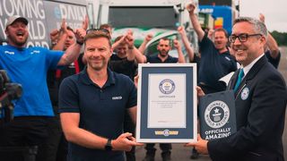 Bingo! Der Rekordversuch mit dem Iveco-„eDaily“, über 153 Tonnen zu ziehen, hat funktioniert. Das ist jetzt im Guinness-Buch der Rekorde zweifelsfrei dokumentiert. (Bild: Iveco)