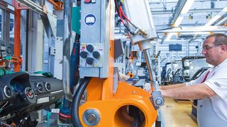 Bild 1: Mit dem Handhabungsgerät kann der Werker das Cockpit praktisch schwerelos transportieren und dann genau im Fahrzeug positionieren. (Bild: Lissmac)