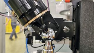 Die Prothesenkopfoberfläche sollte eine ideale Kugelform haben, keine Kratzer oder andere Defekte aufweisen und die Rauheit im Bereich von wenigen Nanometern liegen. (Bild: Optosurf)