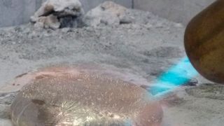 Brandbeständige Magnesiumlegierung für den Leichtbau: Dem LKR Leichtmetallkompetenzzentrum Ranshofen ist es laut eigener Aussage erstmals gelungen, eine Magnesiumlegierung zu entwickeln, die schwer entflammbar ist und im Brandfall von selbst erlischt. (LKR Leichtmetallkompetenzzentrum Ranshofen)