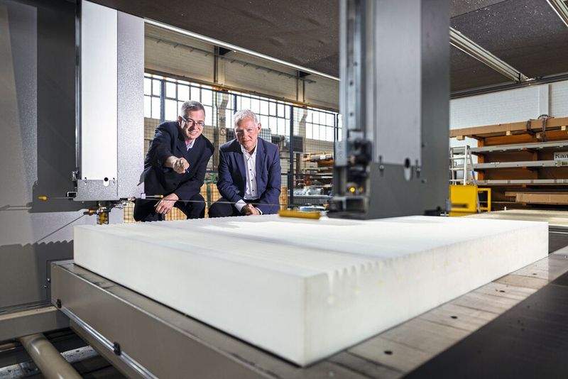 Viskoelastische Schaumstoff, auch Memory-Schaum genannt, kommt in Matratzen und Polstern zum Einsatz. Unter Wärmeeinfluss passt sich das Material an die Körperform an. Es zu schneiden, ist nicht ganz einfach. (Bild: Andreas Wegelin/Franke GmbH)