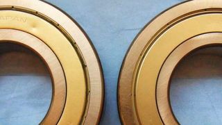 Bild 1: Optisch sind die Wälzlager-Plagiate kaum zu unterscheiden, doch ihr Einsatz kann unangenehme Folgen haben. (Bild: NSK)