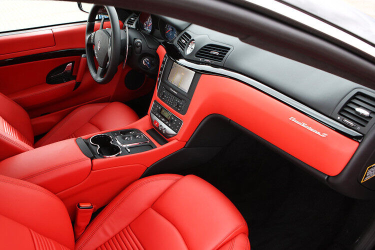 Dem kraftvoll-dynamischen Auftritt des Maserati-Neulings angemessen ist das spotive Cockpit des Gran Turismo MC Stradale. (Foto: Maserati)