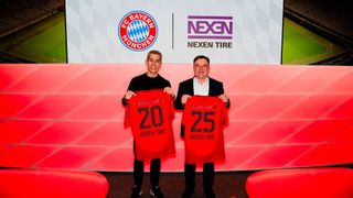 Dr. Michael Diederich, stellvertretender Vorstandsvorsitzender des FC Bayern München (links), und Peter Gulow, Vice President Europe Central & East bei Nexen Tire, bei der Vertragsunterzeichnung am 11. Dezember 2024.
 (Bild: Markus Weise)