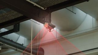 Mithilfe von Lidar-Sensoren über dem Packplatz wird die Einhaltung der Kontur überprüft. (Bild: Fiege Air Cargo Logistics)