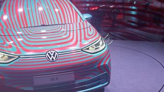 VW „ID 3“: Die Tarnfolie kommt noch weg. (Yvonne Simon / »kfz-betrieb«)