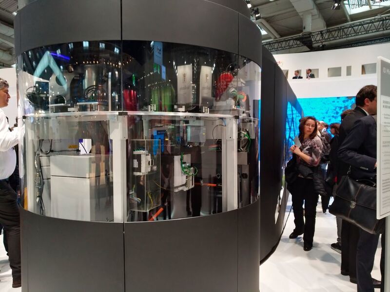 Die Bundesdruckerei zeigte eine vollautomatisierte Maschine zur Herstellung von Ausweisdokumenten. (Robert Horn)