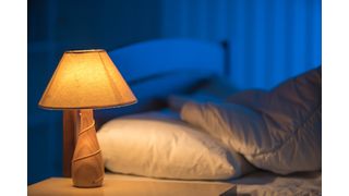 La luce soffusa aiuta la sera prima di addormentarsi. (Immagine:© realstock1 / Adobe Stock)