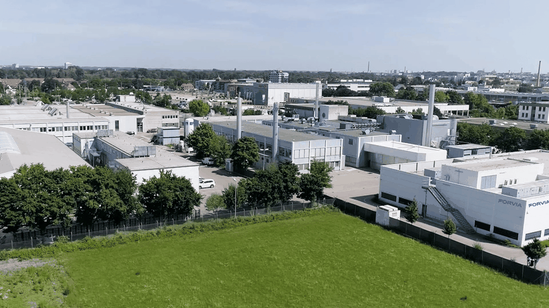 Das Forvia-Werk in Augsburg wird an einen Rüstungskonzern verkauft.(Bild:  FORVIA)