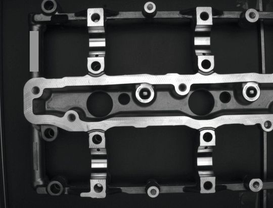 Um den Qualitätsstandards der Automobilhersteller zu entsprechen, müssen Fehlstellen wie Lunker, Bearbeitungsspuren und sonstige Unregelmäßigkeiten auf den Funktionsflächen der Motorblöcke zuverlässig erkannt werden. Um den Qualitätsstandards der Automobilhersteller zu entsprechen, müssen Fehlstellen wie Lunker, Bearbeitungsspuren und sonstige Unregelmäßigkeiten auf den Funktionsflächen der Motorblöcke zuverlässig erkannt werden.