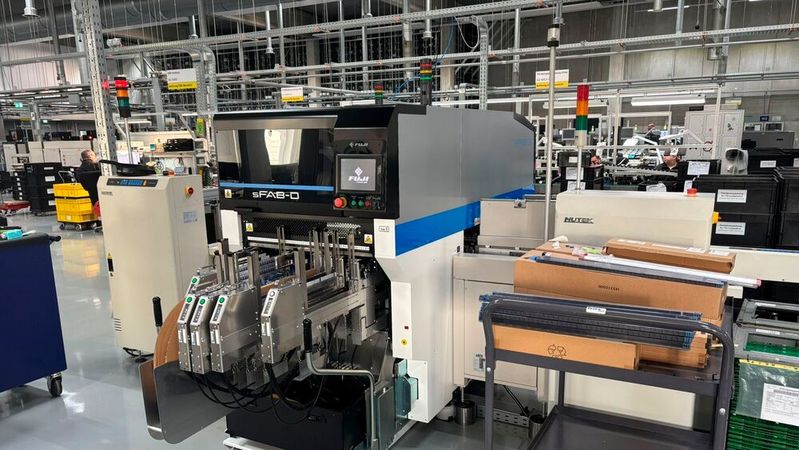 THT-Bestückungsautomat sFAB von FUJI im Einsatz bei W. Kolb Fertigungstechnik.(Bild:  W Kolb Fertigungstechnik)