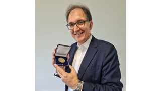 Portrait von Prof. Dr. Peter H. Seeberger mit Emil-Fischer-Medaille (Max-Planck-Institut für Kolloid- und Grenzflächenforschung / Juliane Jury)