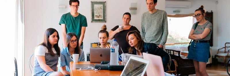 Angebote für Workshops und Weiterbildungen im KI-Umfeld gibt es mittlerweile viele, denn die Nachfrage von Unternehmensseite ist groß. (Bild:  gemeinfrei / Pexels)