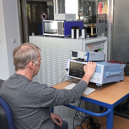 Bild 4: Am HF-Messplatz können Amplituden und Phasenabweichungen der Wandler bis zu einer Frequenz von 500 kHz gemessen werden. Messnormale sind Koaxialshunts und Impulsstromwandler.(Bild:  LEM)