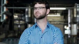 Bernhard Böcker-Riese sorgt für neue Energie aus Altholz. (VDI / Fabian Stürtz)