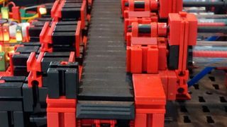 Nicht nur zum Spielen: Fischertechnik präsentiert Bausätze für die komplette Fabriksimulation.  (Stefanie Michel)