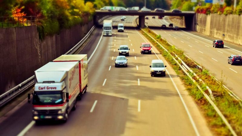 Ganz ohne Autos geht es nicht: Mit seiner Social-Media-Kampagne wirbt der ZDK für die Bedeutung der individuellen Mobilität und betont die Rolle des Autos in Notsituationen.(Bild:  gemeinfrei /  Pixabay)