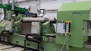 Die neue Walzenschleifmaschine wurde kurz vor der Auslieferung an den chinesischen Kunden Baosteel „live“ im Einsatz gezeigt. (Bild: Georg)