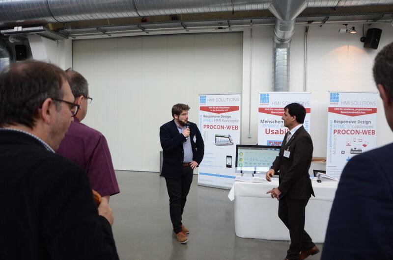 Auch der Ausstellerrund stieß auf Interesse der Teilnehmer. Achim Schreck von GTI-Control (rechts) präsentierte seine HMI-Konzepte. (Bild: Simon Pichler/VBM)