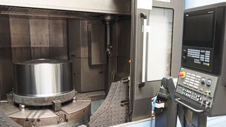 Die DN Solutions Puma VTR 1216 verfügt über einen äußerst großen Drehdurchmesser von bis zu 1600 Millimetern und eine maximale Werkstückhöhe bis 1200 Millimeter. (Bild: Dirostahl GmbH)