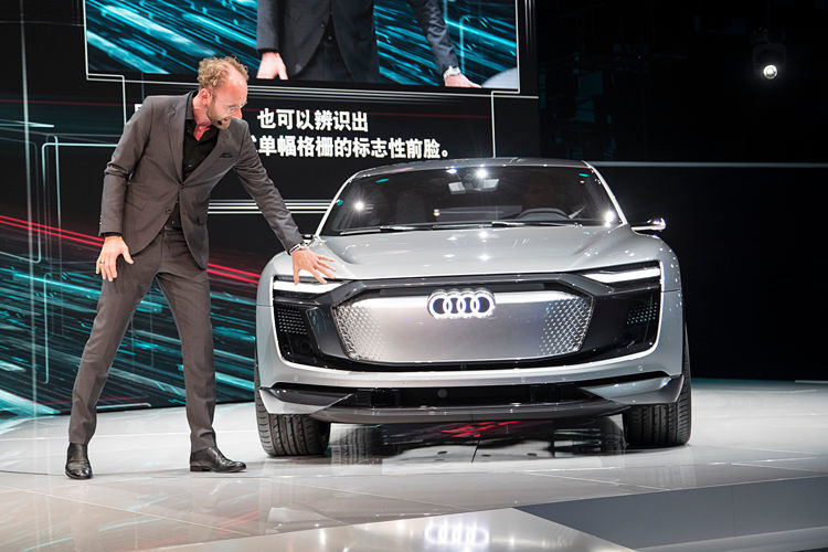 Audi-Chefdesginer Mark Lichte bei der Präsentation des viertürigen Gran Turismo. (Ampnet)