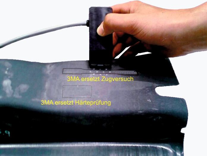 Manuelle Prüfung eines pressgehärteten Bauteils durch Aufsetzen des 3MA-Prüfkopfes. (Bild: Fraunhofer-IZFP)