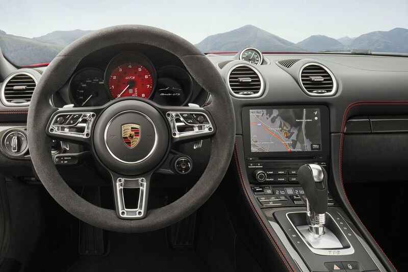 GTS-Elemente bestimmen das Interieur. Die Stoppuhr des Sport-Chrono-Pakets ist zentral in die Armaturentafel integriert. (Porsche)