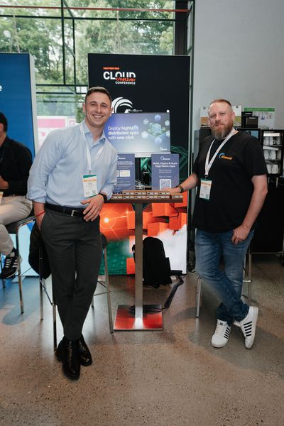 Henning Mros und Jan Römer von Akamai.  (Bild: Manuel Emme Fotografie / Vogel IT-Akademie)