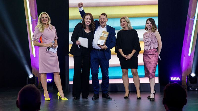 Sieger in der Kategorie „Big Love, Größenklasse M“ wurde das Autohaus Brandenburg. Kirsty Skinner-Gerth, Leiterin Marketing BMW Deutschland und Susanna Eiber, Leiterin Marketing Mini, gratulierten. (Mini)
