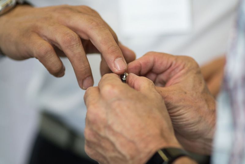 Filigrane Werkstücke gelingen nur dann in guter Qualität, wenn kurzer Späne bei der Bearbeitung garantiert sind. Die um das LFV-Verfahren erweiterte Cincom L12 von Citizen schafft das jetzt, und bietet dem Anwender auch die hochwertige Drehbearbeitung für die Kleinteilefertigung. (Citizen / p-assfoto)