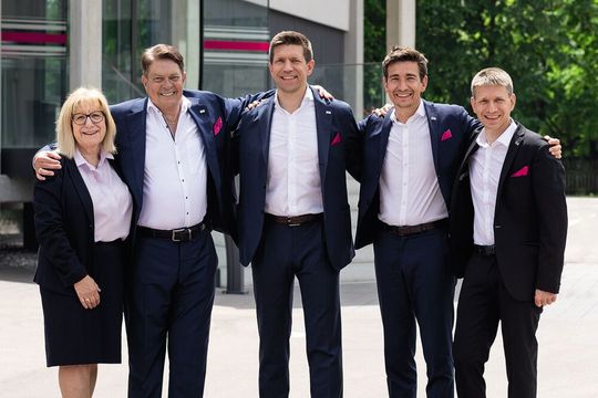 Geben als Familienunternehmen Kunden und Belegschaft eine „Stabilitätsgarantie“ (v.l.): Christine und Wolfgang Heidl mit ihren Söhnen Fabian, Julian und Christian.(Bild:  Soloplan)