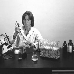 1978 kam mit der Multipette eine weitere Revolution des Pipettierens von Eppendorf. Erstmals war es möglich, Serien zu pipettieren, ohne zwischendurch erneut Flüssigkeit aufzunehmen.(Bild:  Eppendorf)