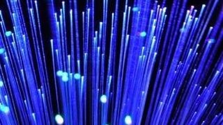 Hohe Datenraten über das Glasfasernetz sind kein Problem. Doch die letzten Meter sind meist aus Kupfer. Wie lassen sich hier trotzdem hohe Datenraten erreichen? (A.Dreher  / pixelio.de)