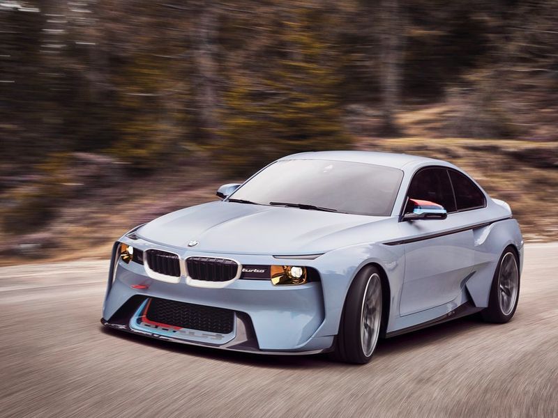 Die moderne Interpretation des historischen Vorbilds beginnt bei den kompakten Proportionen mit langem Radstand, kurzen Überhängen und der ausgeprägten Hai-Nase. (Foto: BMW)