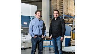 Die eMDe-Geschäftsführer Dominik Weibel und Marco Wüst in ihrer Produktionshalle: «Die Faktoren, die in letzter Zeit für produzierende Unternehmen essenziell geworden sind, waren von Anfang an in unserem Konzept enthalten.» (Bild: eMDe)