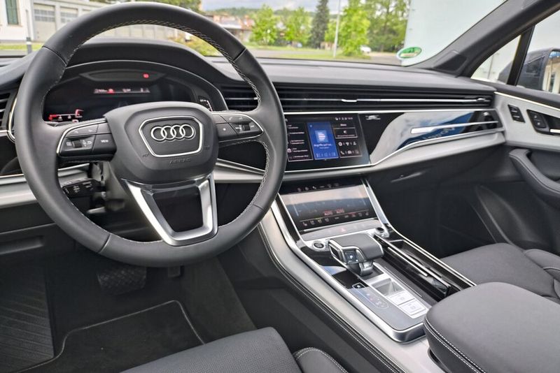 Drei Bildschirme und glänzende Oberflächen prägen das typische Audi-Cockpit im Q7. (Bild: Sven Prawitz/VCG)