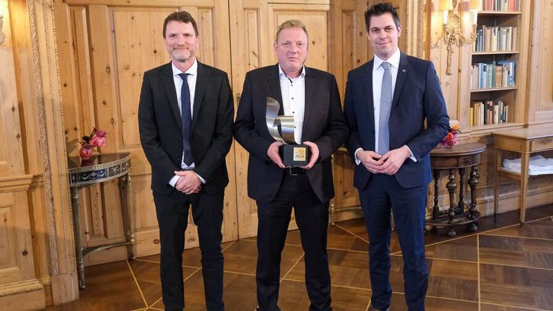 In der Kategorie 6 für Händler mit bis zu 90 Einheiten jährlich landete das Autohaus Gerhard und Figge auf Platz 1: (v. l.) Gerd Meyer, Direktor Service Mazda Deutschland, Andreas Gerhard, Autohaus Gerhard und Figge,  und Felix Gebhart, Direktor Vertrieb bei Mazda Deutschland (Bild: Mazda)